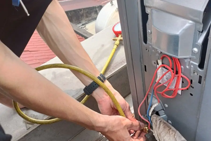 Đường truyền từ cục nóng sang cục lạnh không đảm bảo chất lượng là một nguyên nhân dẫn đến lỗi H11 điều hòa Panasonic.