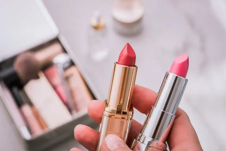 Nếu tặng son cho mẹ, bạn hãy lựa chọn các màu son trầm tính như đỏ trầm, nude,...