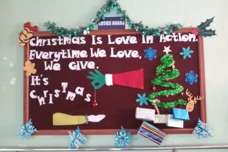 Mẫu trang trí bảng Noel độc đáo với dây kim tuyến và giấy màu.