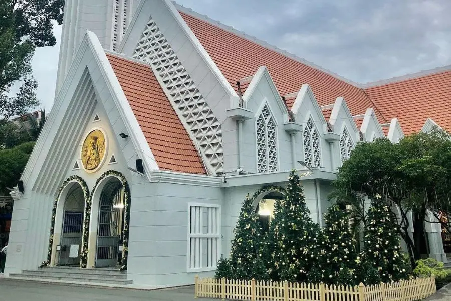 Nhà thờ Dòng chúa cứu thế là một địa điểm chụp hình Giáng Sinh ở tphcm lý tưởng.