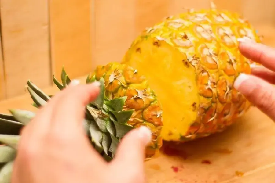 Chọn dứa có màu vàng đều, vỏ mỏng.