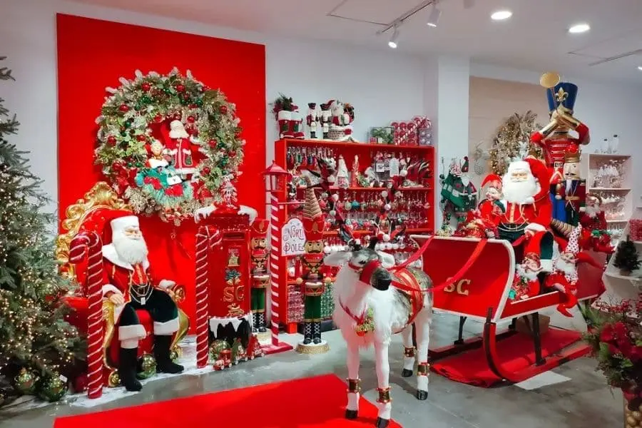 Chào đón khách hàng bằng bầu không khí lộng lẫy cùng mô hình ông già Noel kéo xe tuần lộc đậm chất lễ hội.