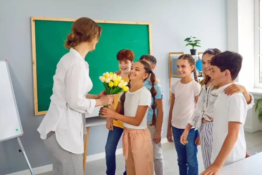 Gợi ý những lời chúc 20/10 cho cô giáo hài hước, độc đáo. 