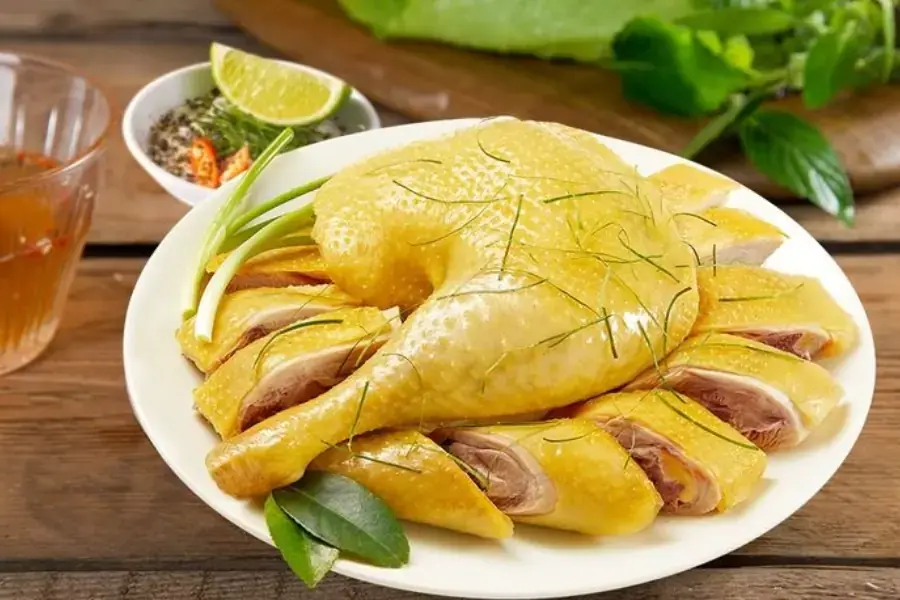 Gà luộc mang ý nghĩa một năm mới an lành, may mắn. 