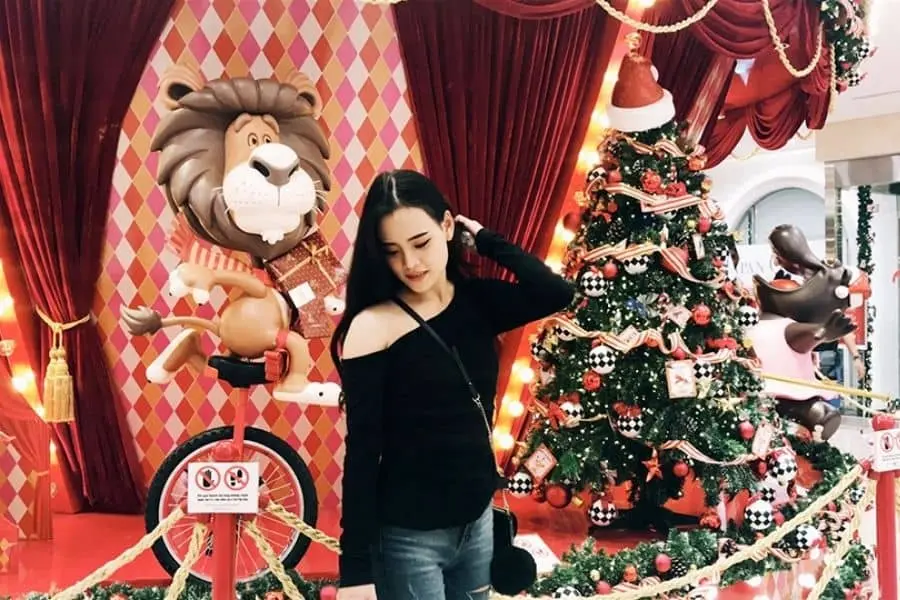 Hãy thử đến Sài Gòn center check-in với khu vực cửa ra vào cùng cây thông và nhiều mô hình Noel thú vị.