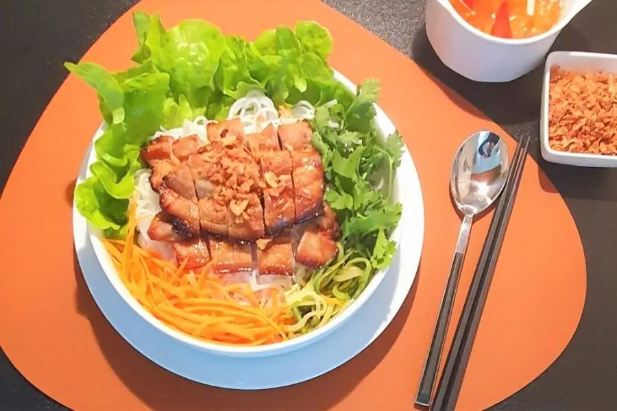 Bún thịt nướng chứa bao nhiêu calo: Trung bình khoảng 400 - 600 calo mỗi bát.