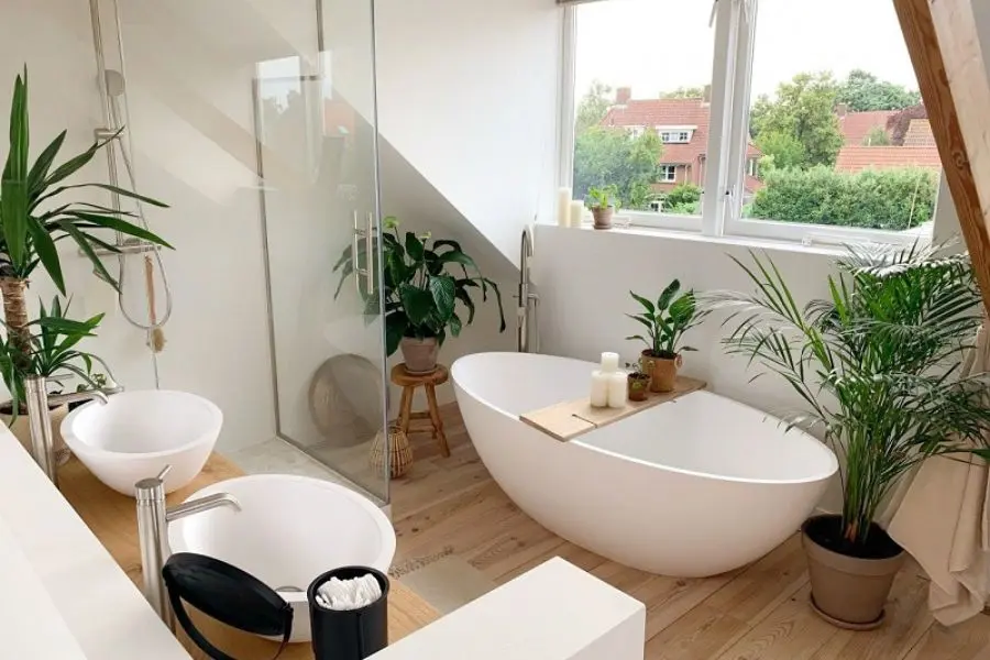 Đặt cây xanh xung quanh bồn tắm.