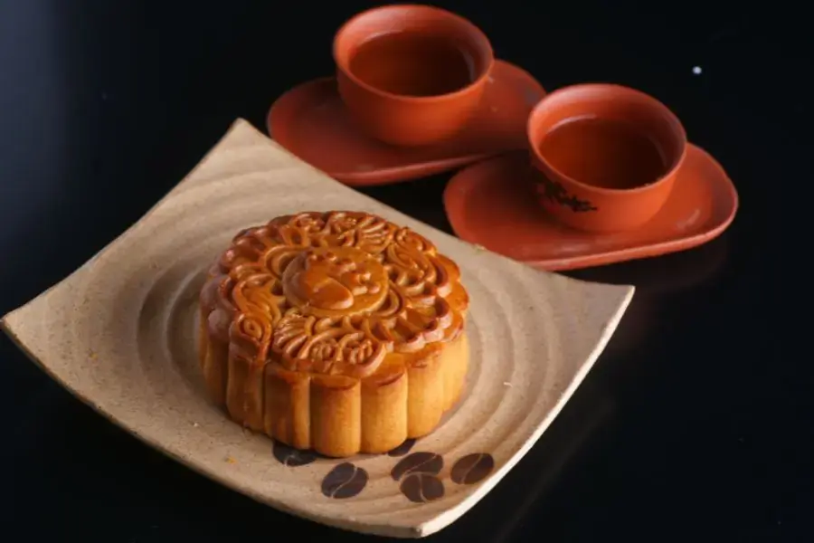 Chiếc bánh Trung thu thập cẩm nướng hoàn hảo.