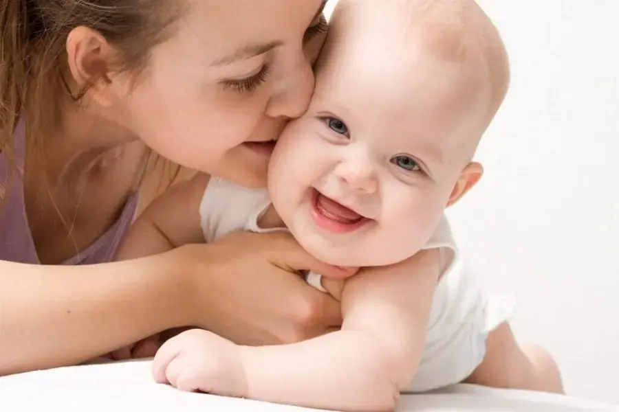 Đối với trẻ nhỏ, điều chỉnh nhiệt độ phòng sẽ phụ thuộc vào độ tuổi của trẻ (Nguồn: Cẩm nang Bibomart)