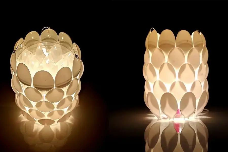 Làm đèn trung thu bằng chai nhựa và thìa nhựa.