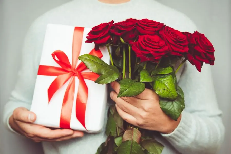 Cần cân nhắc về tài chính khi tặng quà Valentine.