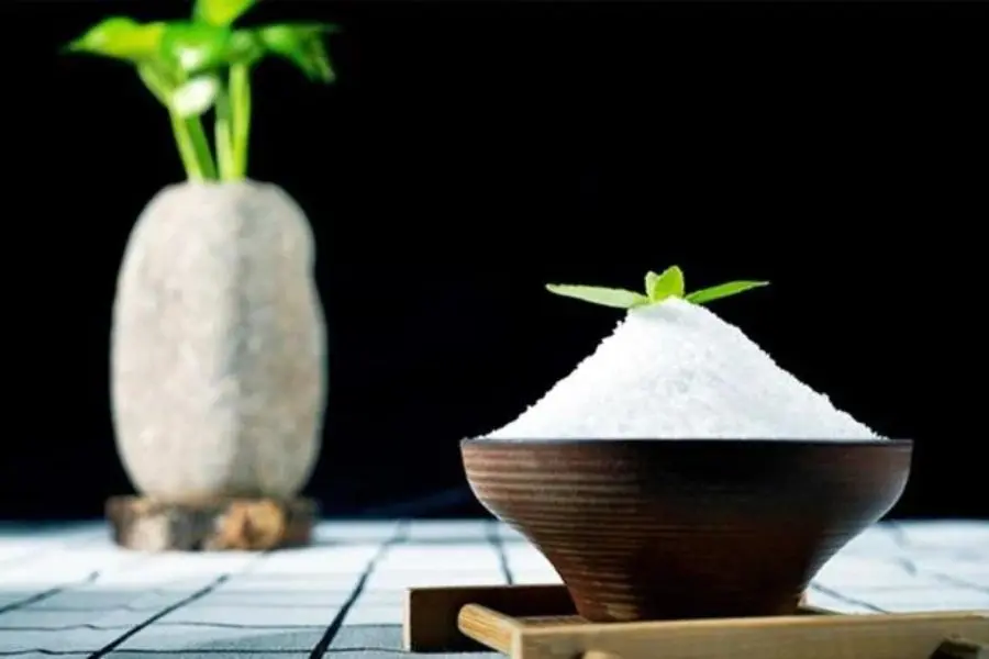 Mua muối về nên đặt ở các góc phong thủy và trong ví tiền để đem lại tài lộc, may mắn.