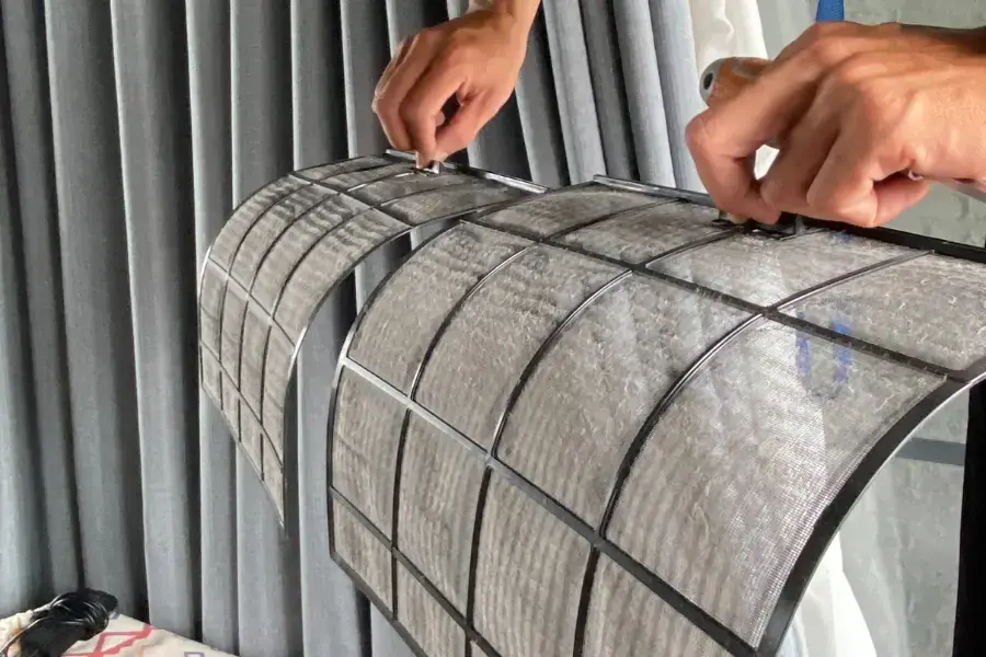Vệ sinh tấm lưới lọc nhằm giúp luồng khí lạnh được lưu thông tốt hơn.