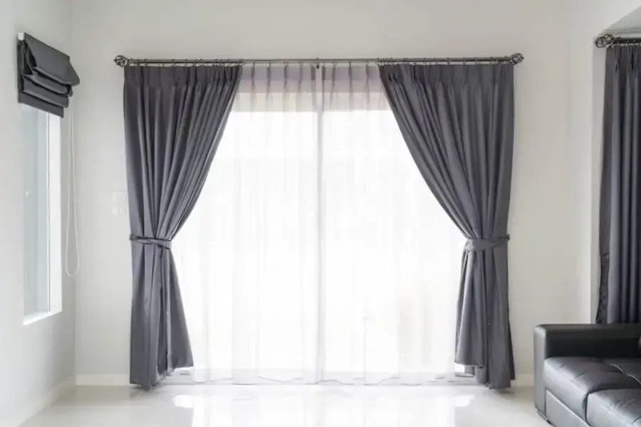 Thay thế bằng rèm vải vuông để có độ phủ sáng tốt nhất