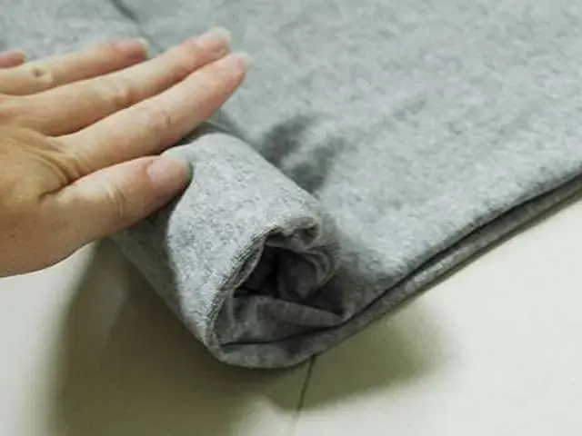 Cuộn quần áo tránh việc gấp sẽ làm chúng thêm nếp gấp