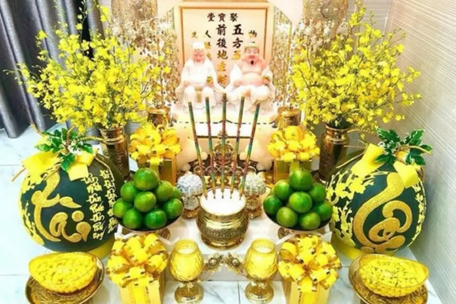Hoa mai là loại hoa đem lại may mắn cho gia chủ khi chưng bàn thờ ngày Tết