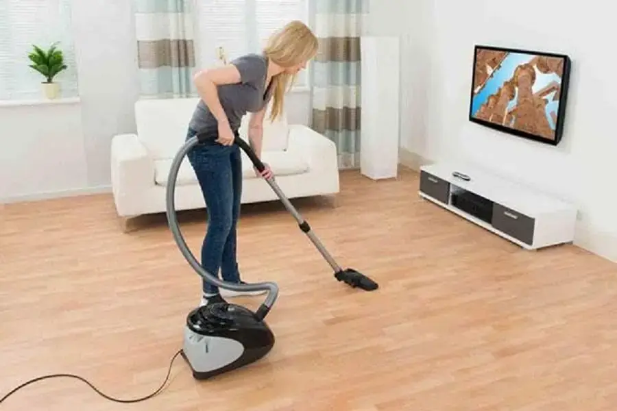 Hút bụi là bước cần thiết để có thể loại bỏ tất cả những vi khuẩn nhỏ (nguồn: Dân trí)