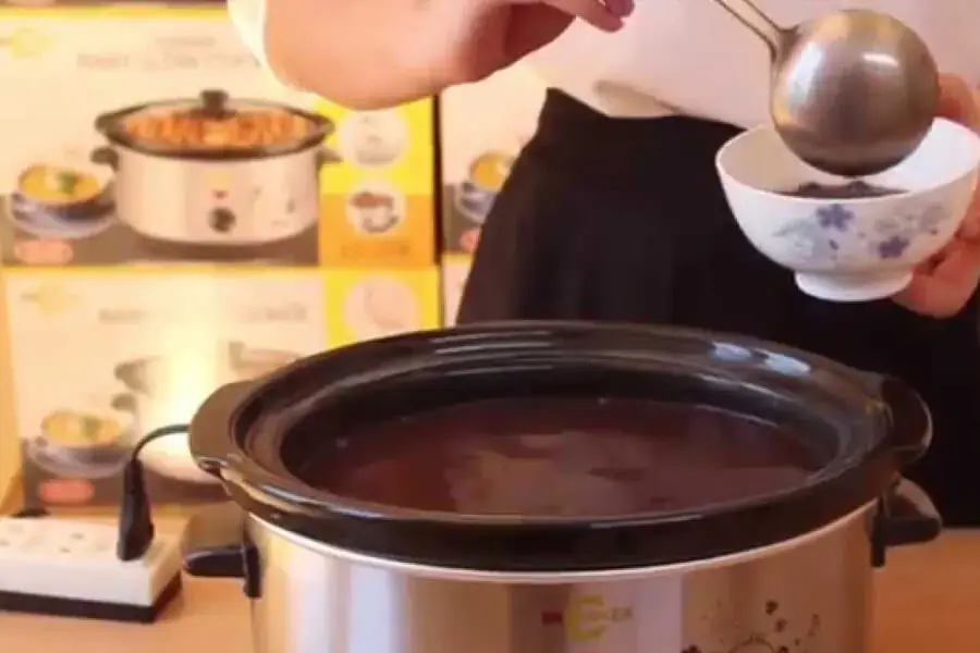 Cho các nguyên liệu vào nồi áp suất để nấu cháo (nguồn: Chế độ ăn)
