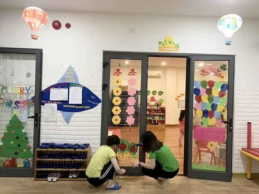 Trang trí cửa lớp học ngày tết tạo sự tươi mới khi vừa đến lớp học.