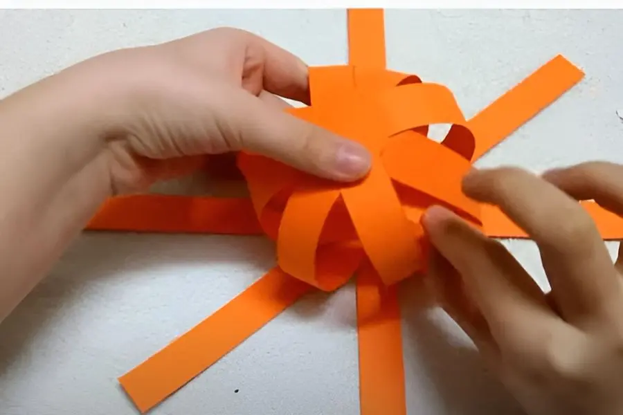 Nối các đầu sợi nan đối xứng lại với nhau tạo thành hình dạng quả bí.