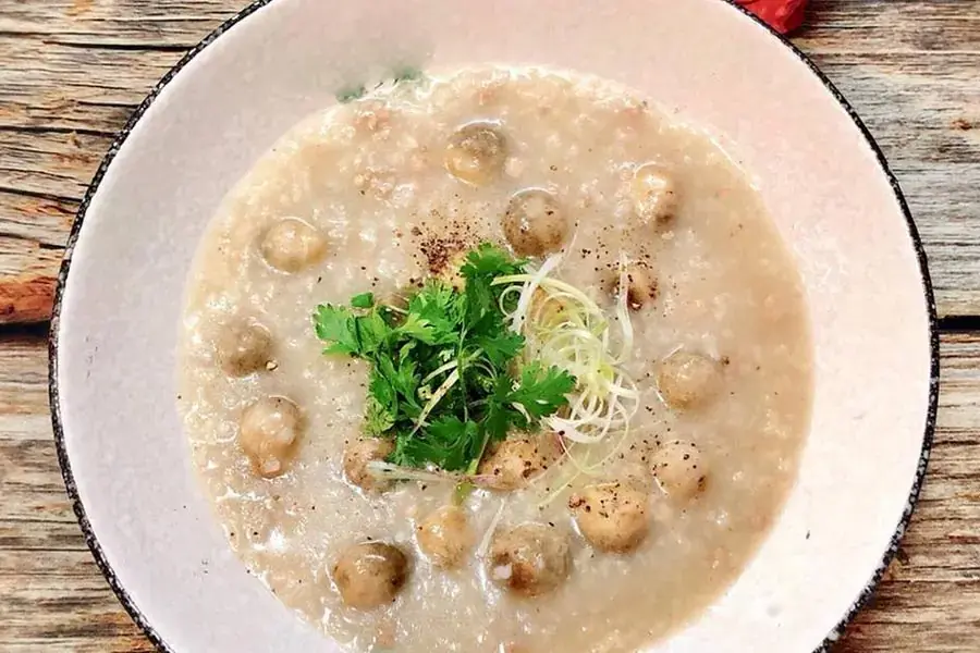 Thịt bằm kết hợp với nấm rơm là món cháo được cả người lớn và trẻ nhỏ yêu thích