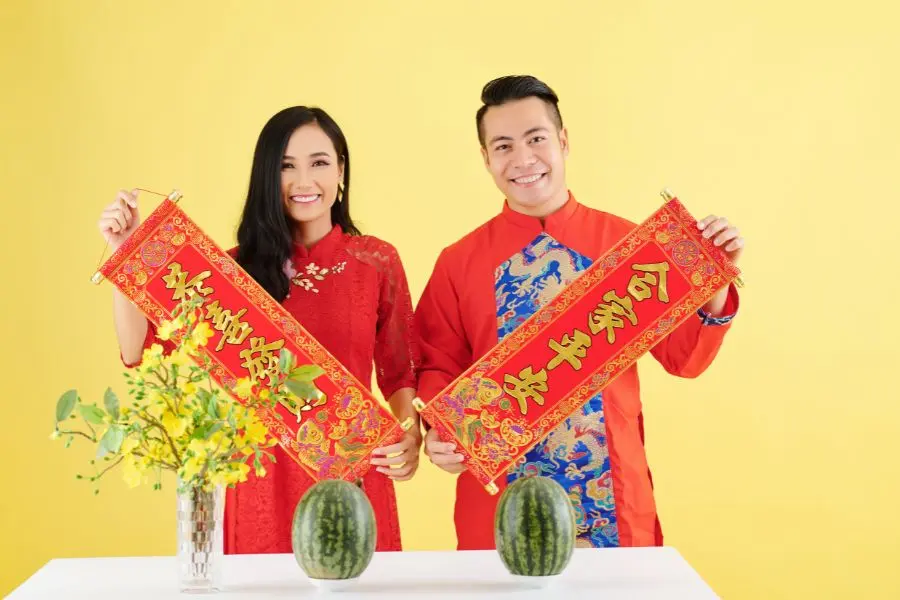 Đừng quên gửi đến bố mẹ những phong bao lì xì đỏ thắm cùng lời chúc ý nghĩa vào dịp năm mới để mừng tuổi bố mẹ.