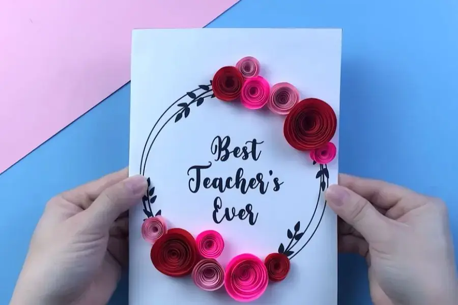Xoắn ruy băng cuộn tròn bạn sẽ làm được bông hoa để trang trí bìa thiệp.