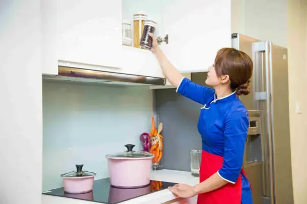 Nên cư xử văn minh, tế nhị, không nên ky bo, chấp nhặt nếu muốn được người giúp việc tốt (Ảnh: vov)