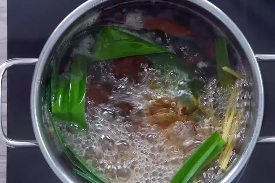 Nấu nước đường thốt nốt