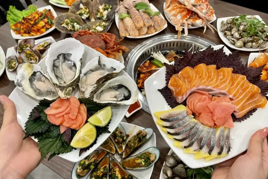 Tiến hành sơ chế hải sản và chế biến lẩu