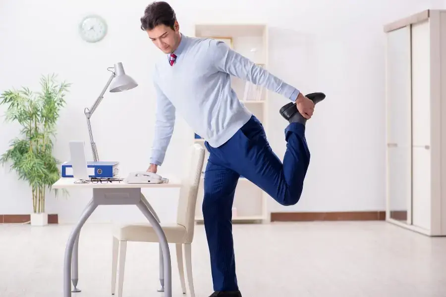 Động tác Hamstring Curl tại văn phòng