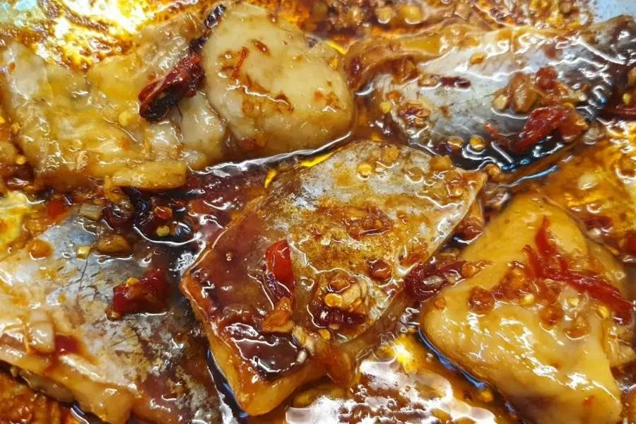 Món khô cá lóc chiên nước mắm đậm đà, thơm nức mũi.