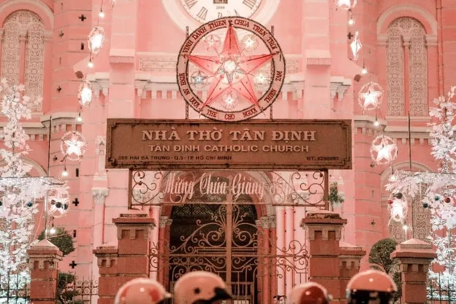 Nhà thờ Tân Định vào dịp Giáng Sinh.