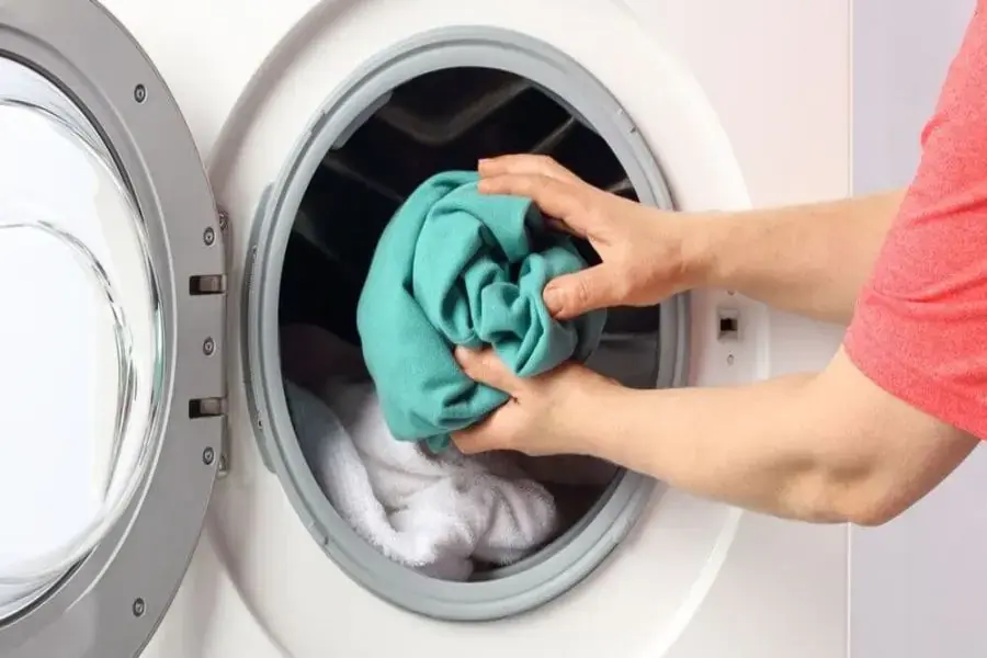 Cho quần áo vào lồng giặt và chọn chế độ phù hợp.