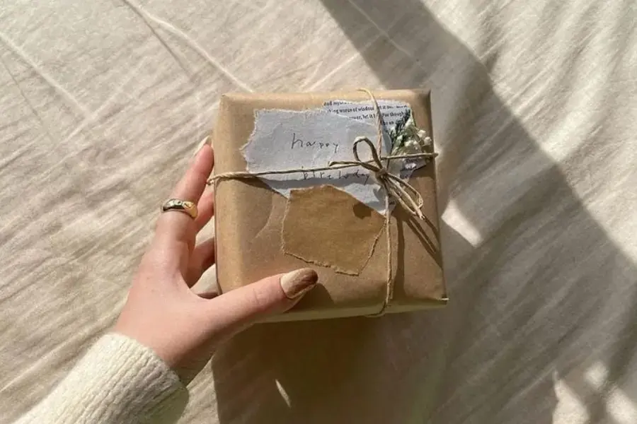 Mẫu hộp quà thắt nơ bằng dây thừng.