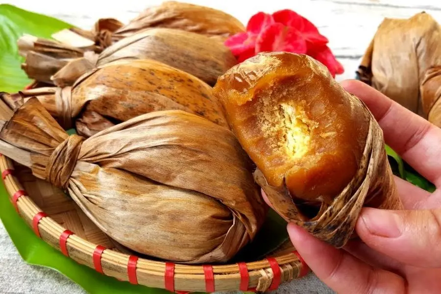 Bánh mật ngọt thanh, bắt mắt từ bột nếp và đỗ xanh.