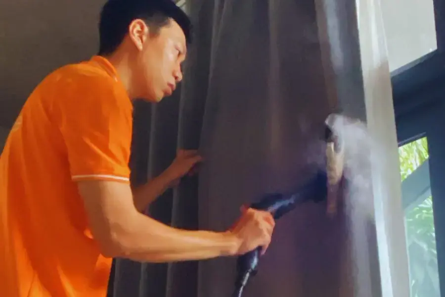 Tiếp đến là tiến hành giặt hơi nóng để loại bỏ mọi vi khuẩn và vết dơ
