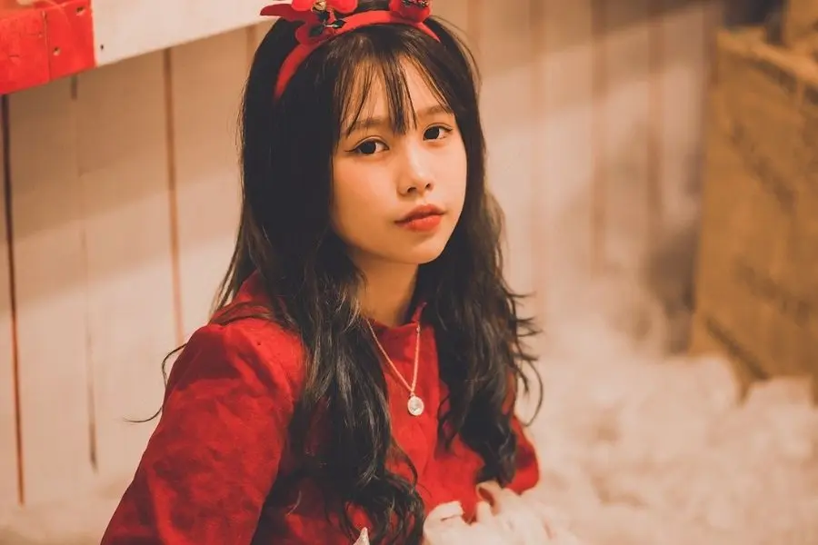Biểu cảm dễ thương sẽ giúp bức ảnh Noel thêm đẹp hơn.