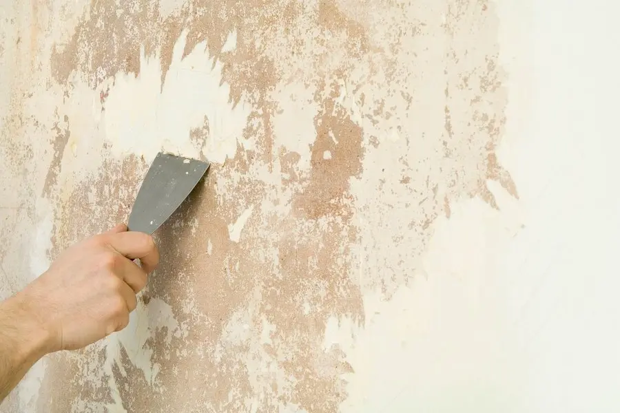 vệ sinh bề mặt tường trước khi sơn