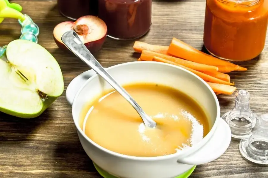 Cà rốt và táo xay nhuyễn chứa nhiều vitamin A kích thích phát triển thị lục cho bé