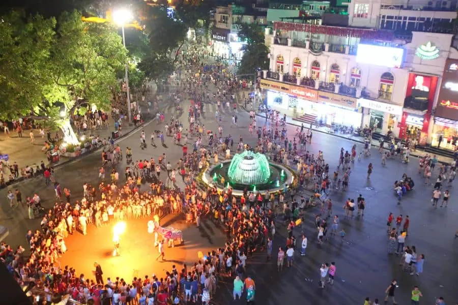 Hồ Gươm này ngay trung tâm thành phố, thường tổ chức nhiều hoạt động giải trí trong mùa Noel cho người dân.