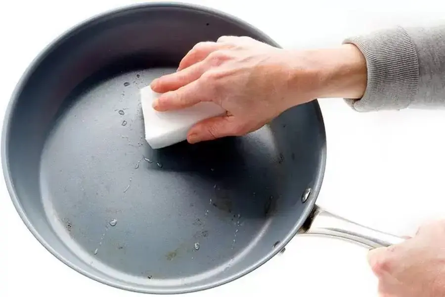 Không nên dùng chất tẩy rửa mạnh để rửa chảo chống dính 