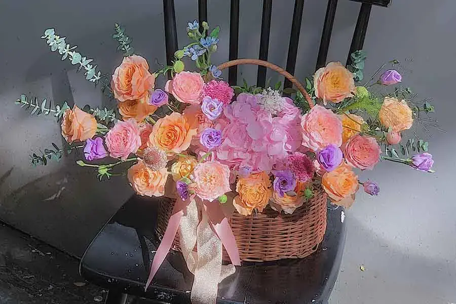 Kiểu cắm hoa này không đòi hỏi nhiều kỹ thuật nhưng bạn cần có sắp xếp hoa thật hài hòa.