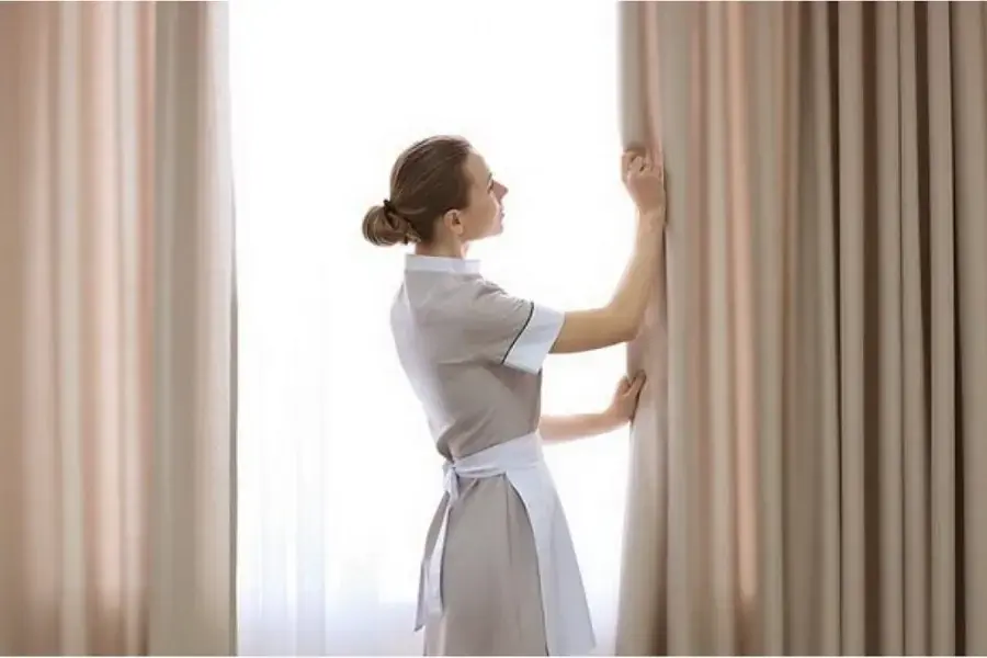 Rèm màn được lắp lại cẩn thận sau khi giặt