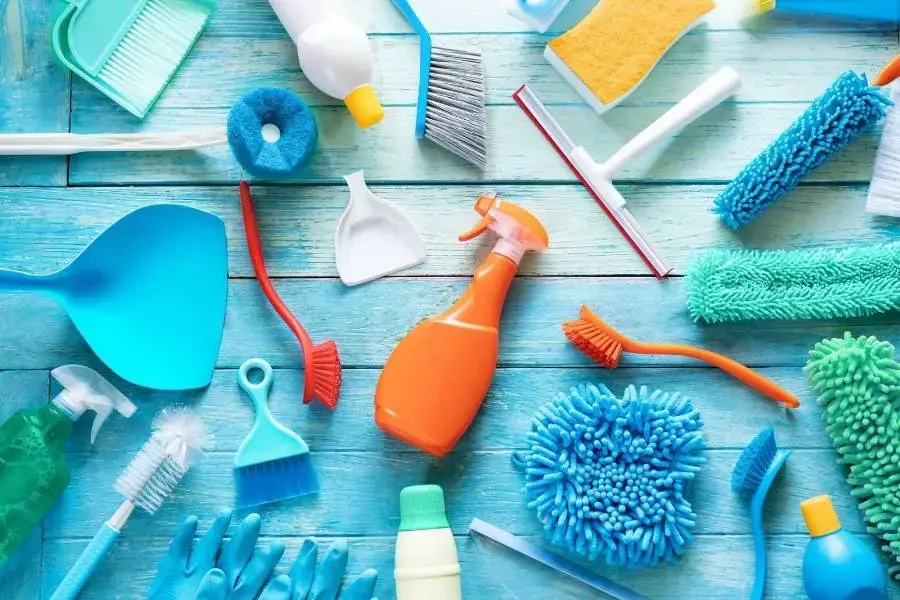Sử dụng đồ bảo hộ và dụng cụ cần thiết trong khi vệ sinh nệm