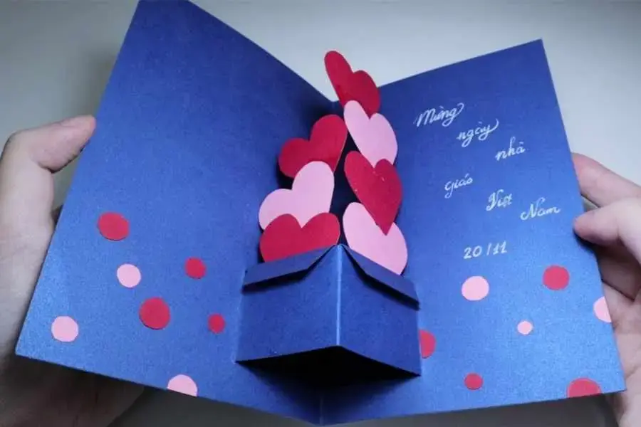 Mẫu thiệp mừng ngày nhà giáo hình hộp quà 3D độc đáo.