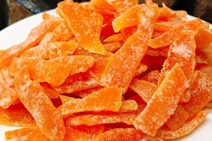 Mứt vỏ cam dẻo và ngọt thanh dịu.