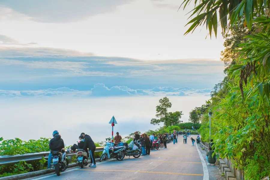 Săn mây cùng bạn bè dịp Giáng Sinh tại Ba Vì.
