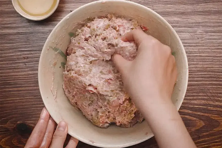 Trộn thịt, cốm với gia vị