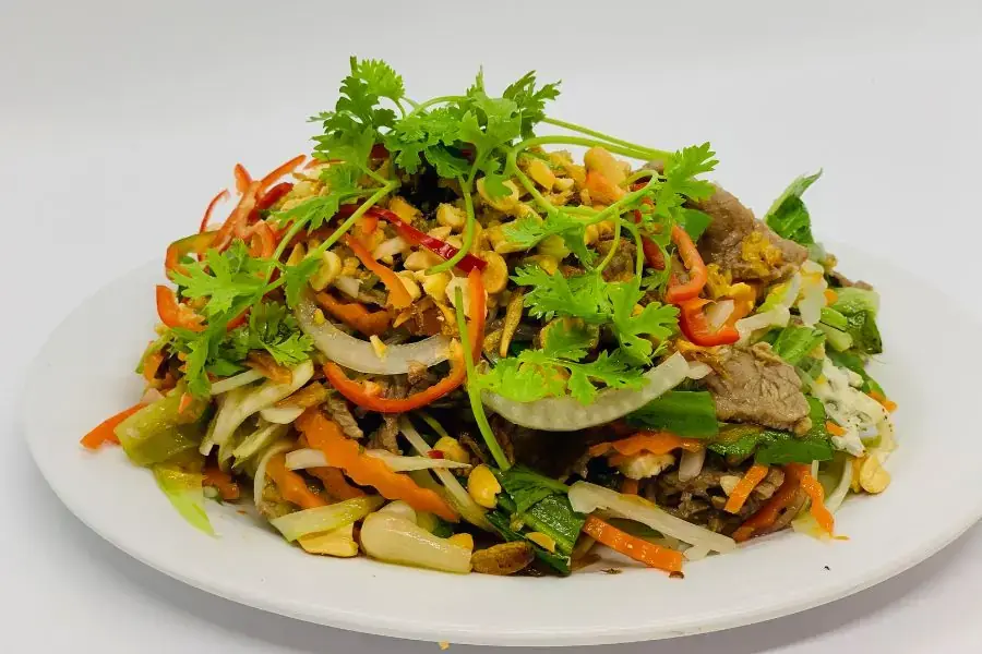 Nộm bò bóp thấu là sự kết hợp từ những nguyên liệu đơn giản, gia vị đậm đà